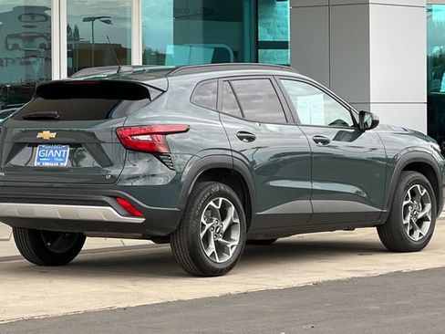 Used 2025 Chevrolet Trax LT FWD image 4