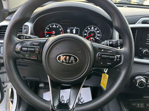 Used 2017 Kia Sorento LX image 19