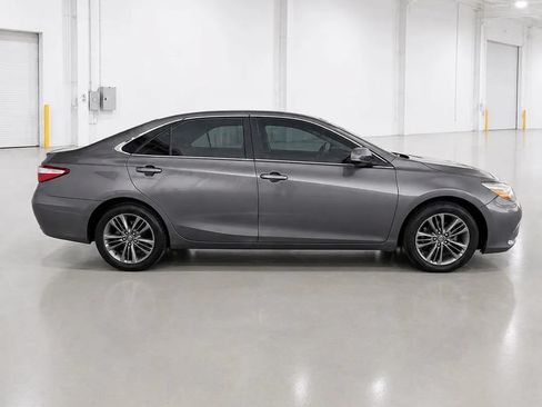Used 2017 Toyota Camry SE w/ Moonroof Package FWD image 3