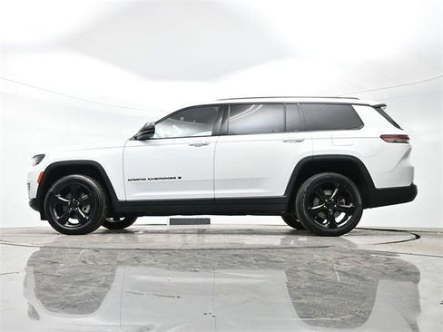 Used 2023 Jeep Grand Cherokee L Laredo image 27