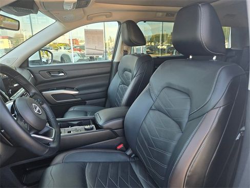 Used 2023 Nissan Pathfinder Platinum image 24