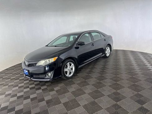 Used 2014 Toyota Camry SE FWD image 3