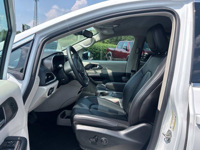 Used 2024 Chrysler Pacifica Touring-L FWD image 16