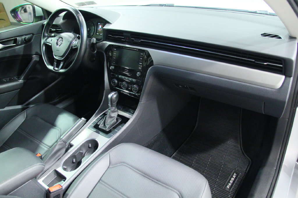 Used 2020 Volkswagen Passat 2.0T SE w/ Sunroof Package FWD image 18