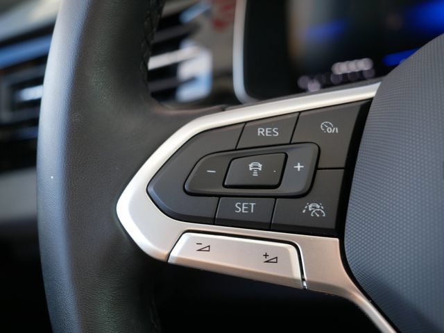 Certified 2025 Volkswagen Jetta SE FWD image 25
