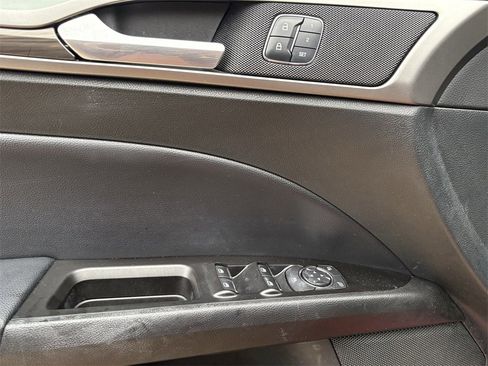 Used 2017 Ford Fusion SE w/ Fusion SE Technology Package image 8