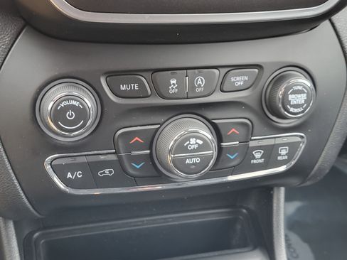 Used 2020 Jeep Cherokee Trailhawk image 18