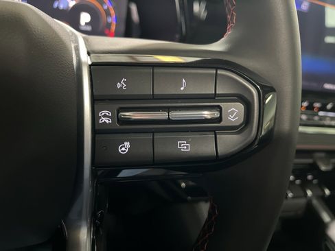 Used 2025 Chevrolet Colorado Z71 w/ Midnight Edition image 18