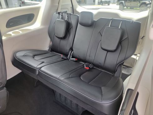 Used 2020 Chrysler Pacifica Limited FWD image 12