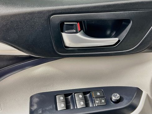 Used 2019 Toyota Highlander XLE FWD image 16