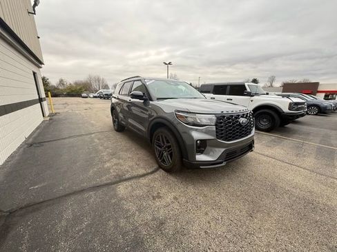 Used 2025 Ford Explorer ST-Line w/ Premium Package image 8