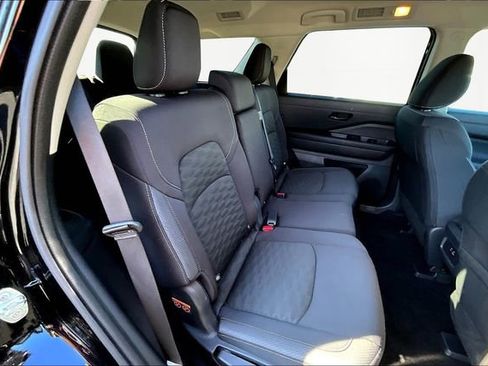 Used 2024 Nissan Pathfinder S image 17