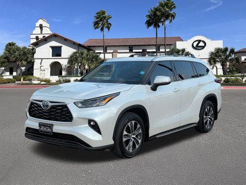 Used 2022 Toyota Highlander XLE FWD image 5