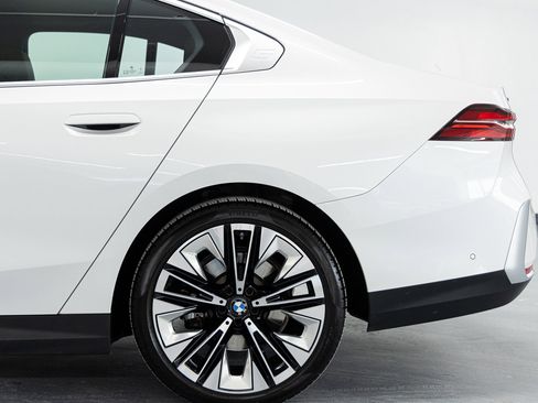 Used 2024 BMW 530i xDrive w/ Premium Package image 21