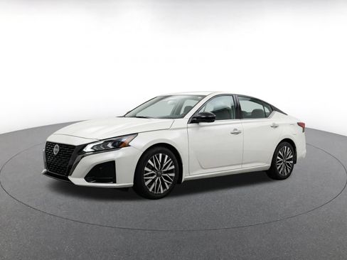 Used 2025 Nissan Altima 2.5 SV FWD image 3