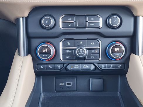 Used 2021 Chevrolet Suburban Premier w/ Premium Package RWD image 19