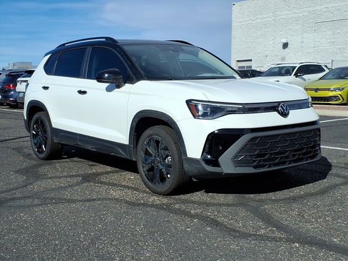 New 2026 Volkswagen Taos SE image 1