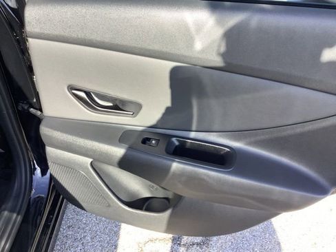 Certified 2025 Hyundai Elantra Limited image 25