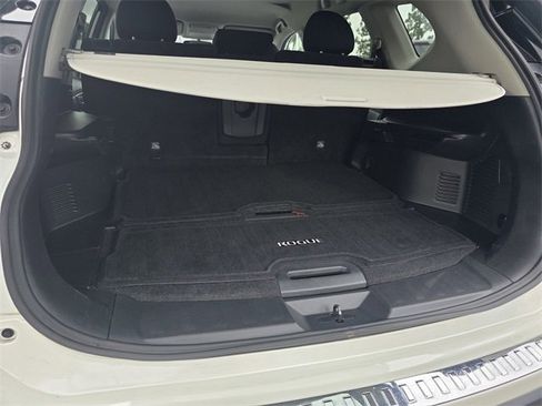 Used 2018 Nissan Rogue SV w/ Premium Package image 18