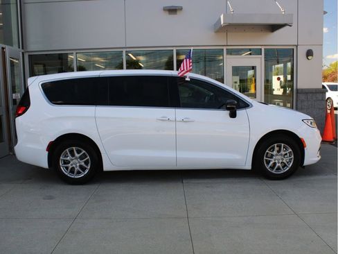 New 2026 Chrysler Pacifica Select image 3