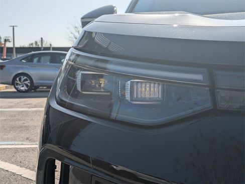 Certified 2025 Volkswagen Tiguan SE image 18