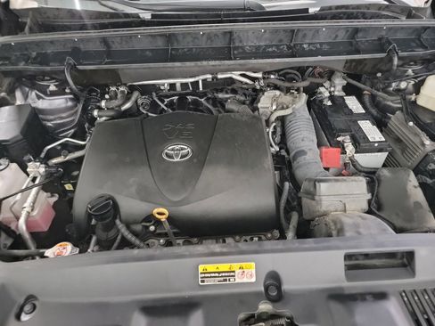 Used 2021 Toyota Highlander XLE FWD image 25