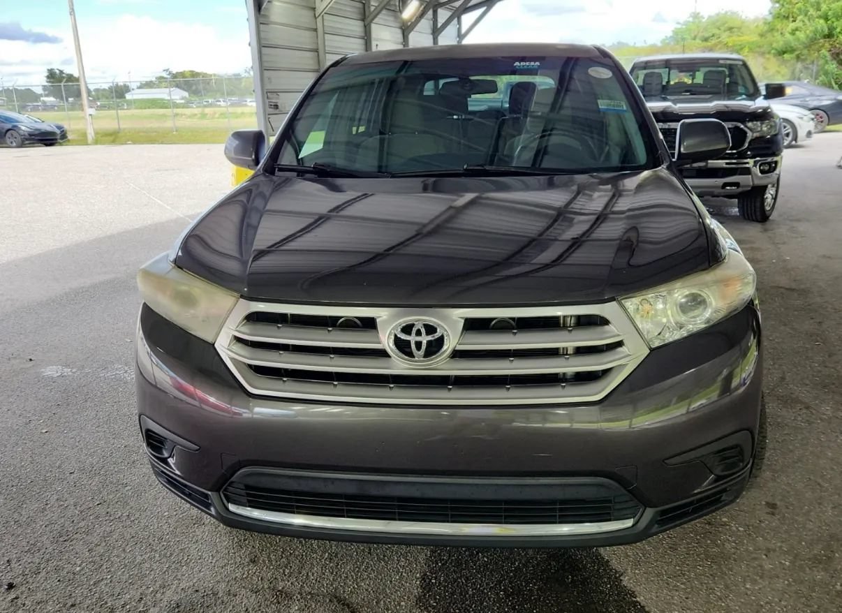 Used 2013 Toyota Highlander FWD image 2