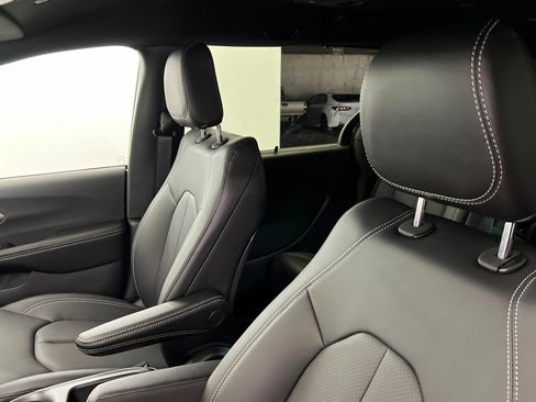 New 2026 Chrysler Pacifica Select image 16