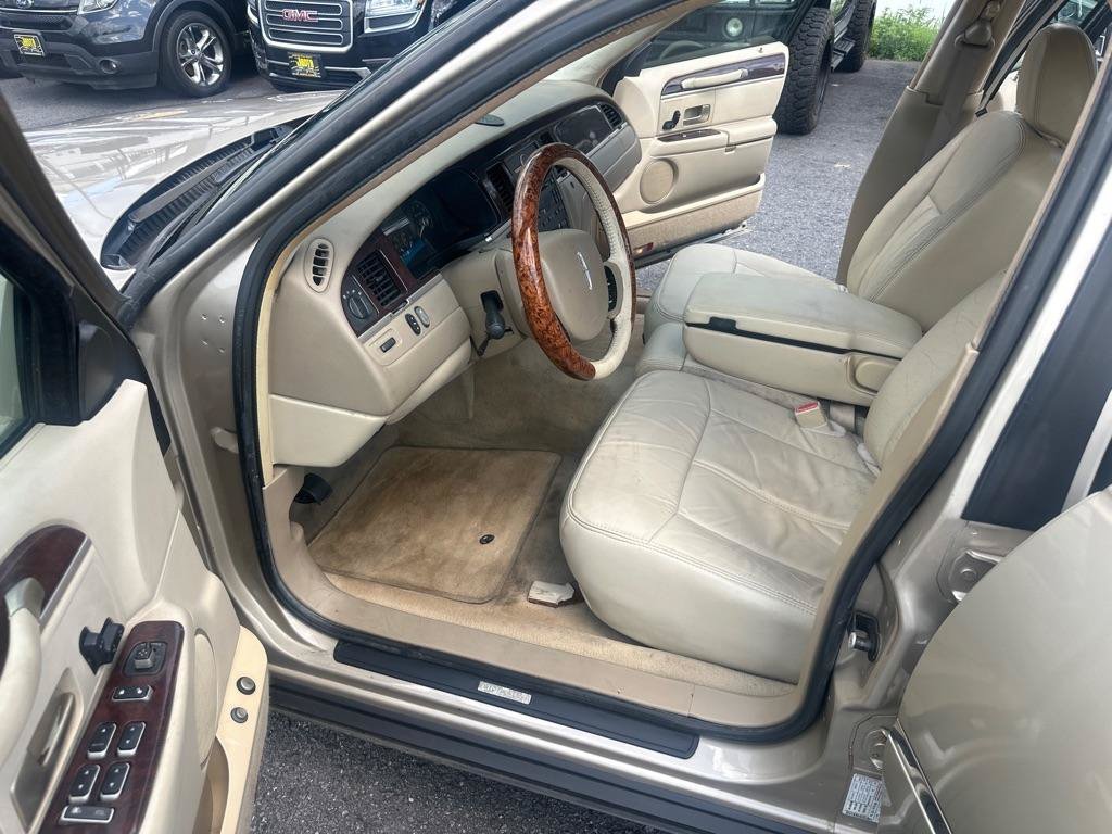 Used 2006 Lincoln Town Car Signature RWD image 25