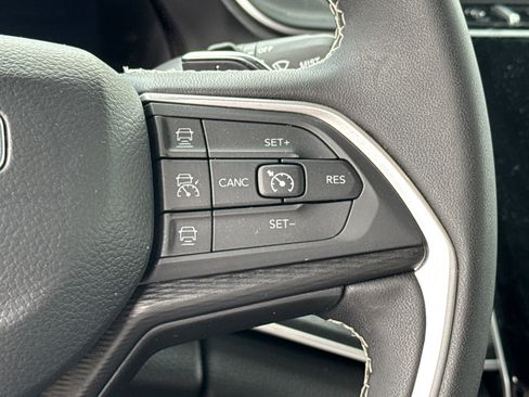 Used 2024 Jeep Grand Cherokee Laredo AWD/4WD image 27