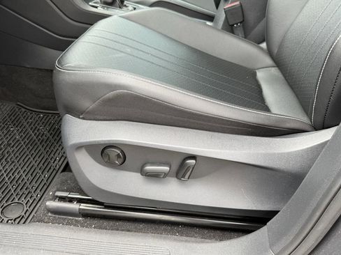 Used 2022 Volkswagen Tiguan SE FWD image 15