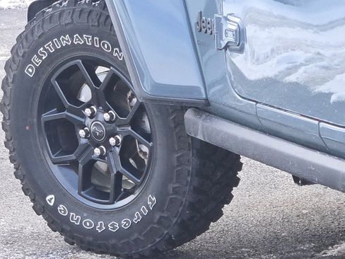 Used 2024 Jeep Gladiator Willys image 13