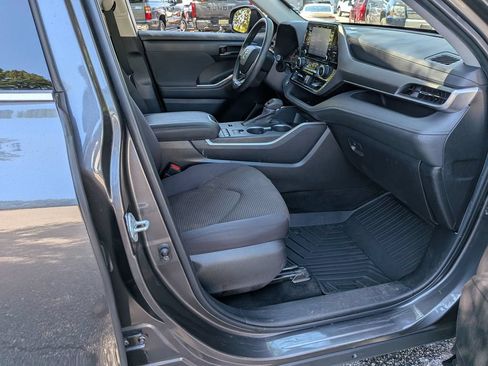 Used 2022 Toyota Highlander L FWD image 28