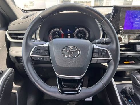 Used 2025 Toyota Highlander XSE AWD/4WD image 12