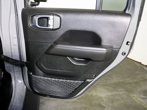 Used 2021 Jeep Gladiator Overland image 32