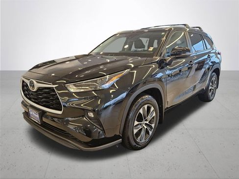 Used 2023 Toyota Highlander XLE AWD/4WD image 2