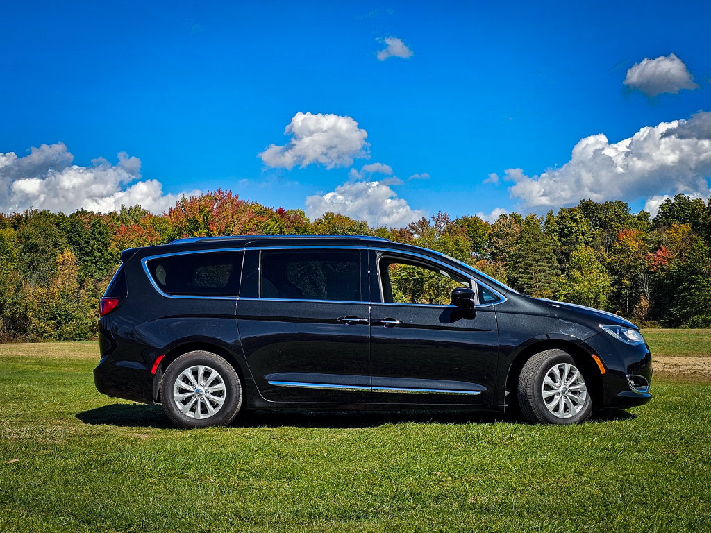 Used 2019 Chrysler Pacifica Touring-L FWD image 2