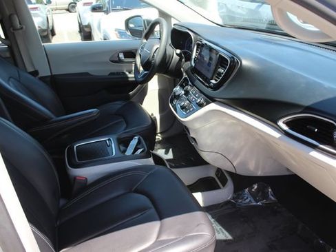 Used 2023 Chrysler Pacifica Touring-L FWD image 33
