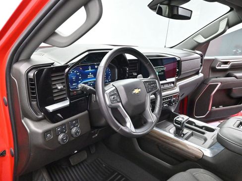 Used 2022 Chevrolet Silverado 1500 LT w/ Z71 Off-Road Package AWD/4WD image 13