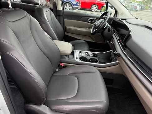 Used 2025 Kia Carnival SX FWD image 6