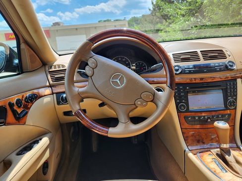 Used 2009 Mercedes-Benz E 350 4MATIC Sedan image 16