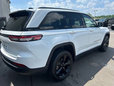 Used 2023 Jeep Grand Cherokee Altitude AWD/4WD image 6