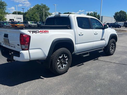 Used 2017 Toyota Tacoma TRD Off-Road AWD/4WD image 6