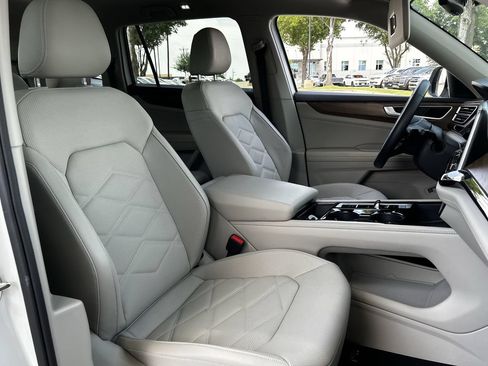 Used 2024 Volkswagen Atlas SE w/ Panoramic Sunroof Package FWD image 28
