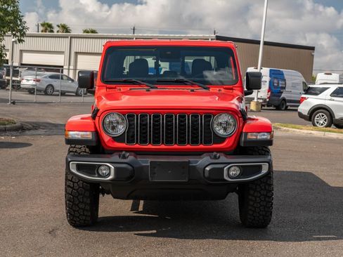 Used 2025 Jeep Gladiator Sport AWD/4WD image 2