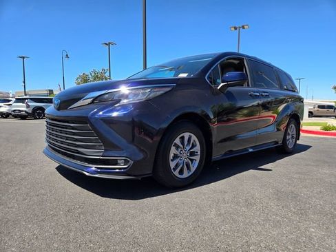 Used 2025 Toyota Sienna XLE FWD image 2