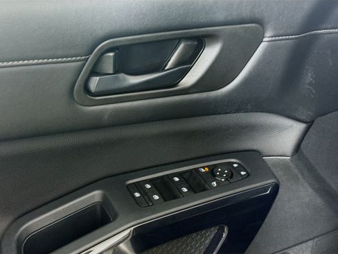Used 2025 Nissan Pathfinder S AWD/4WD image 24