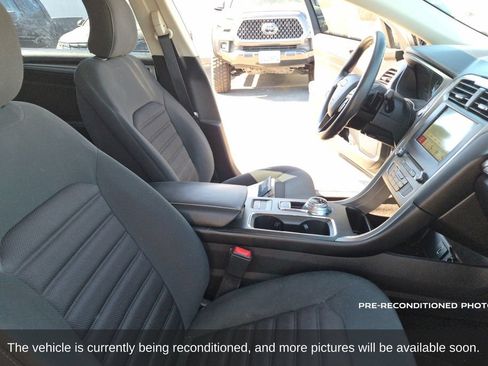 Used 2018 Ford Fusion SE w/ Fusion SE Technology Package FWD image 15