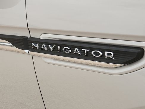 Used 2023 Lincoln Navigator L Reserve AWD/4WD image 8