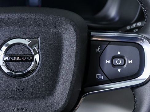Certified 2025 Volvo XC40 B5 Ultra image 13